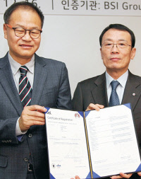 LG디스플레이는 국내 전 사업장에 대해  ISO27001 정보보안 경영시스템 인증을 획득했다고 19일 밝혔다. 이방수 LG디스플레이 경영지원그룹 부사장(오른쪽)과 이종호 BSI그룹 코리아 대표이사가 인증서 수여식 후 기념촬영을 하고 있다.    LG디스플레이 제공